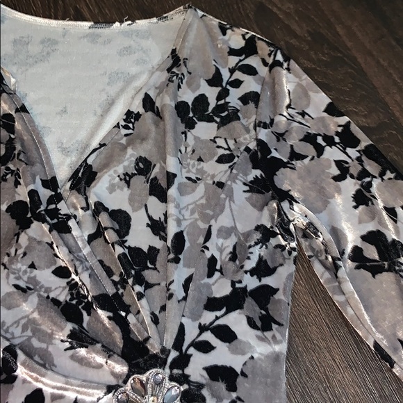 🌹Vintage 3/4 Black & Silver Velvety Top🌺 - Picture 8 of 8